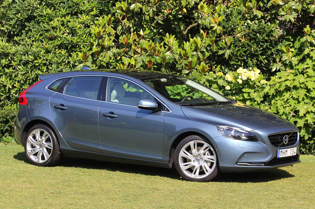 2013 Volvo V40 front 3/4 view