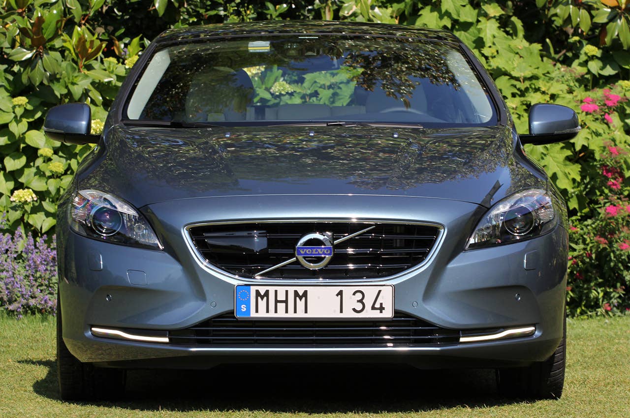 2013 Volvo V40 front view