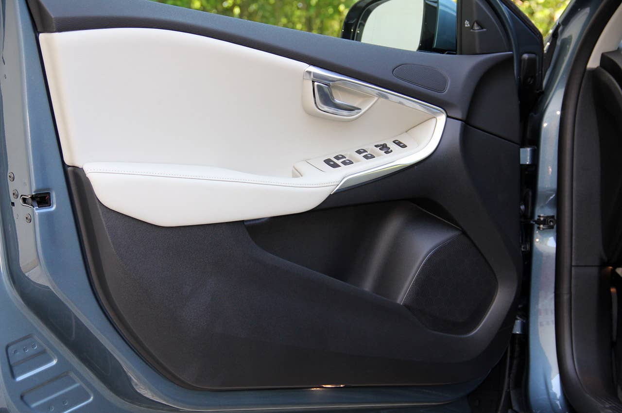 2013 Volvo V40 door