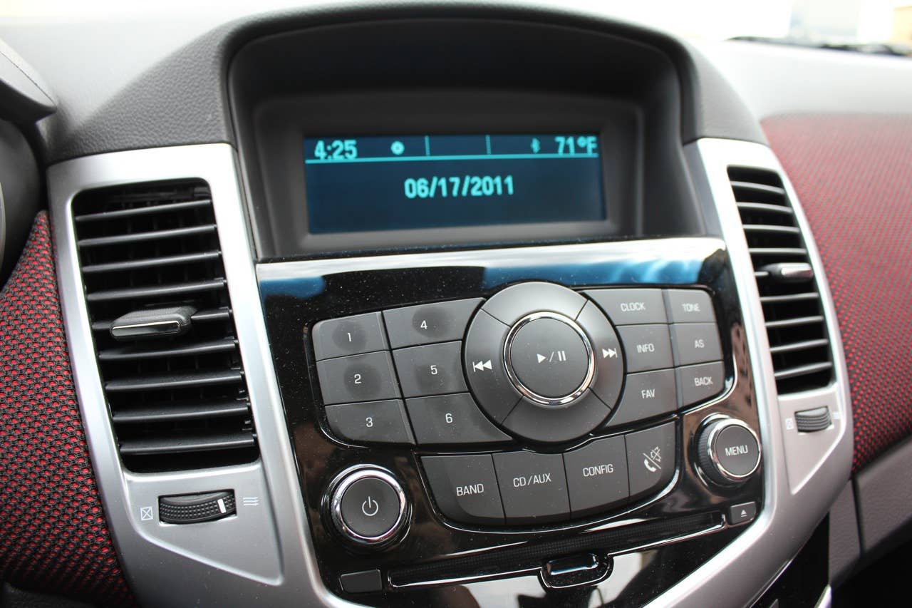 2011 Chevrolet Cruze Eco instrument panel