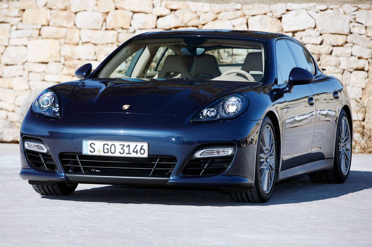 2013 Porsche Panamera GTS front 3/4 view