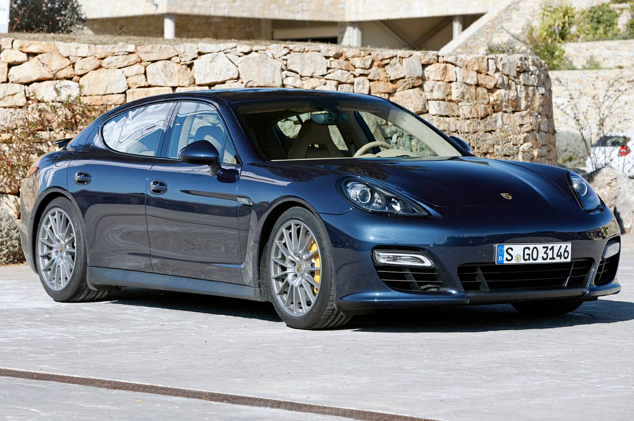 2013 Porsche Panamera GTS front 3/4 view