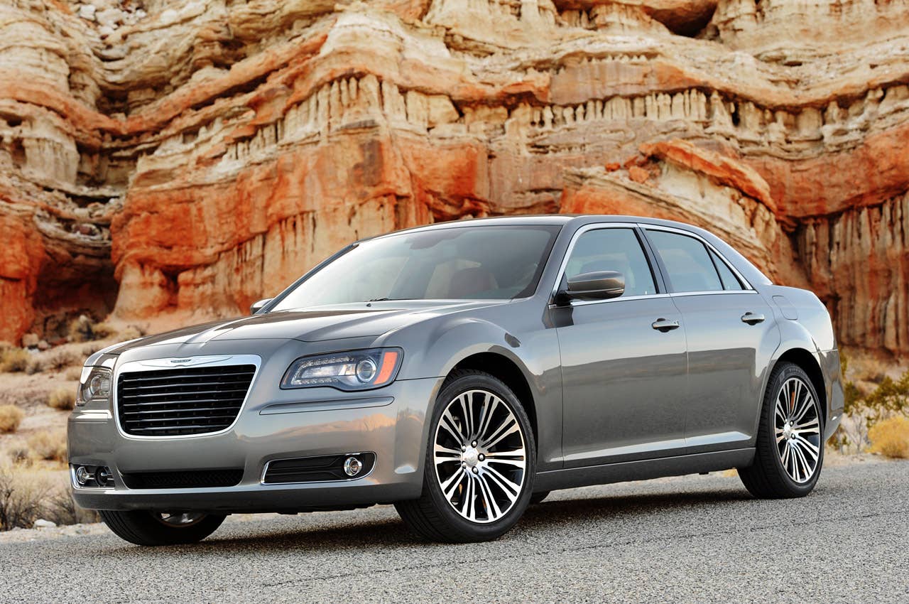 2012 Chrysler 300 S front 3/4 view