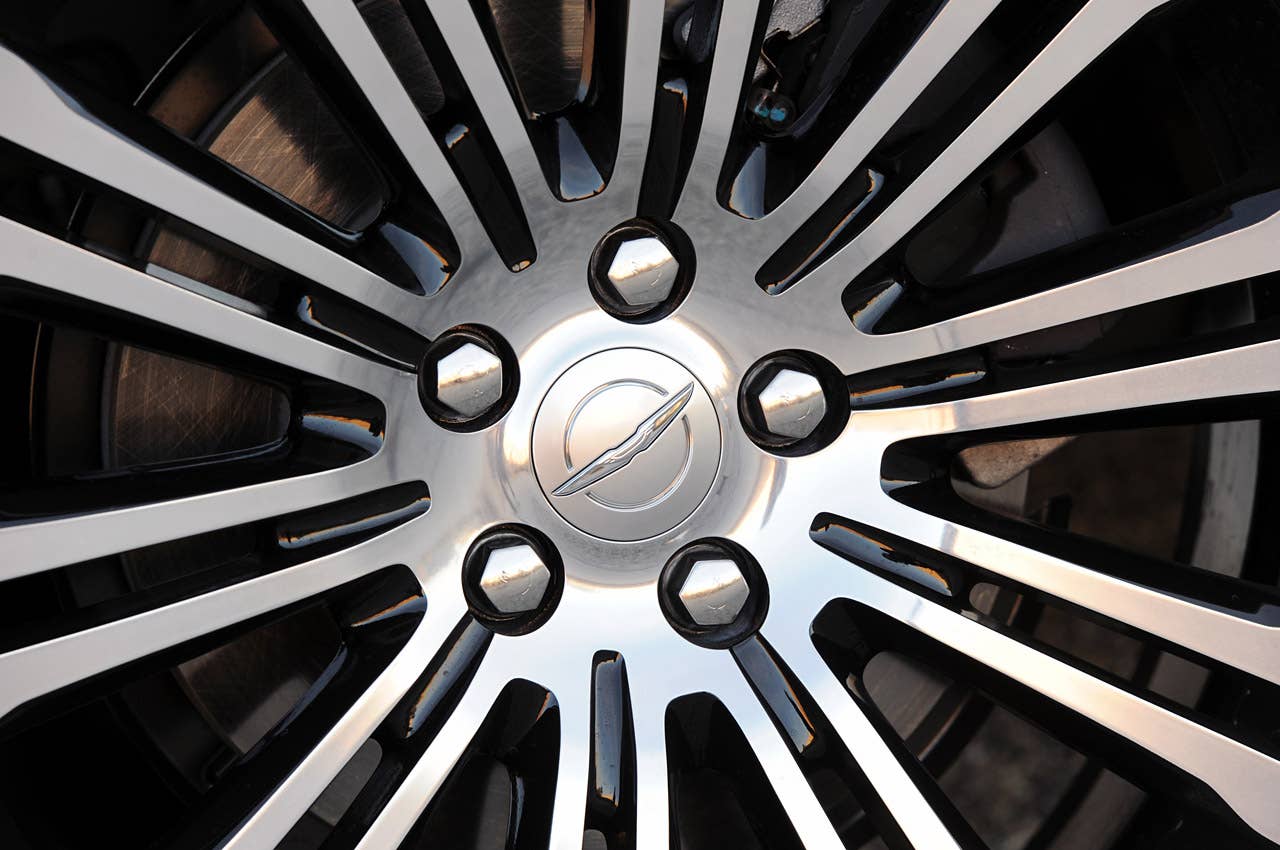 2012 Chrysler 300 S wheel detail