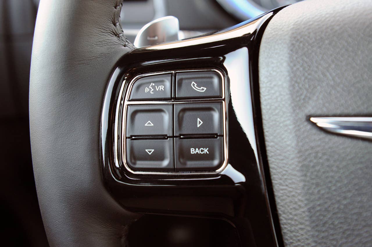 2012 Chrysler 300 S steering wheel controls