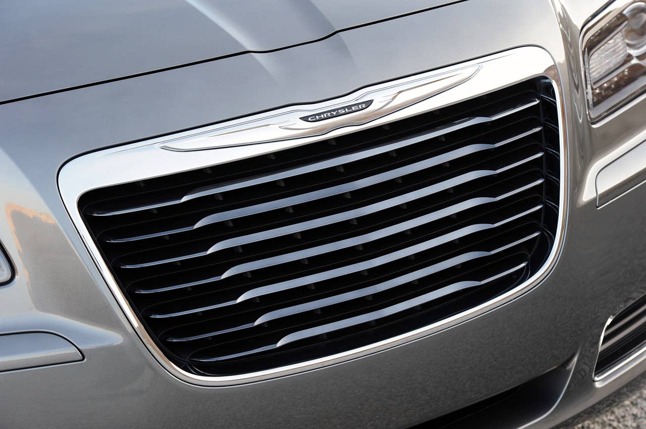 2012 Chrysler 300 S grille