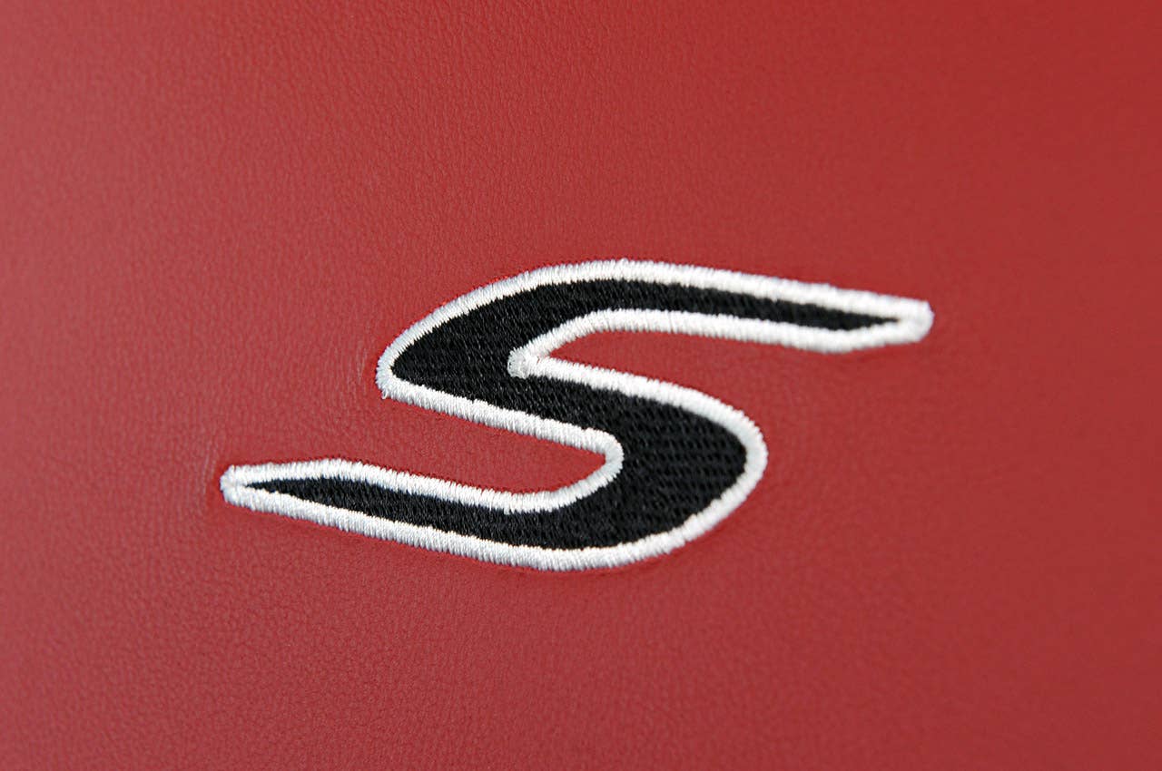 2012 Chrysler 300 S seat detail