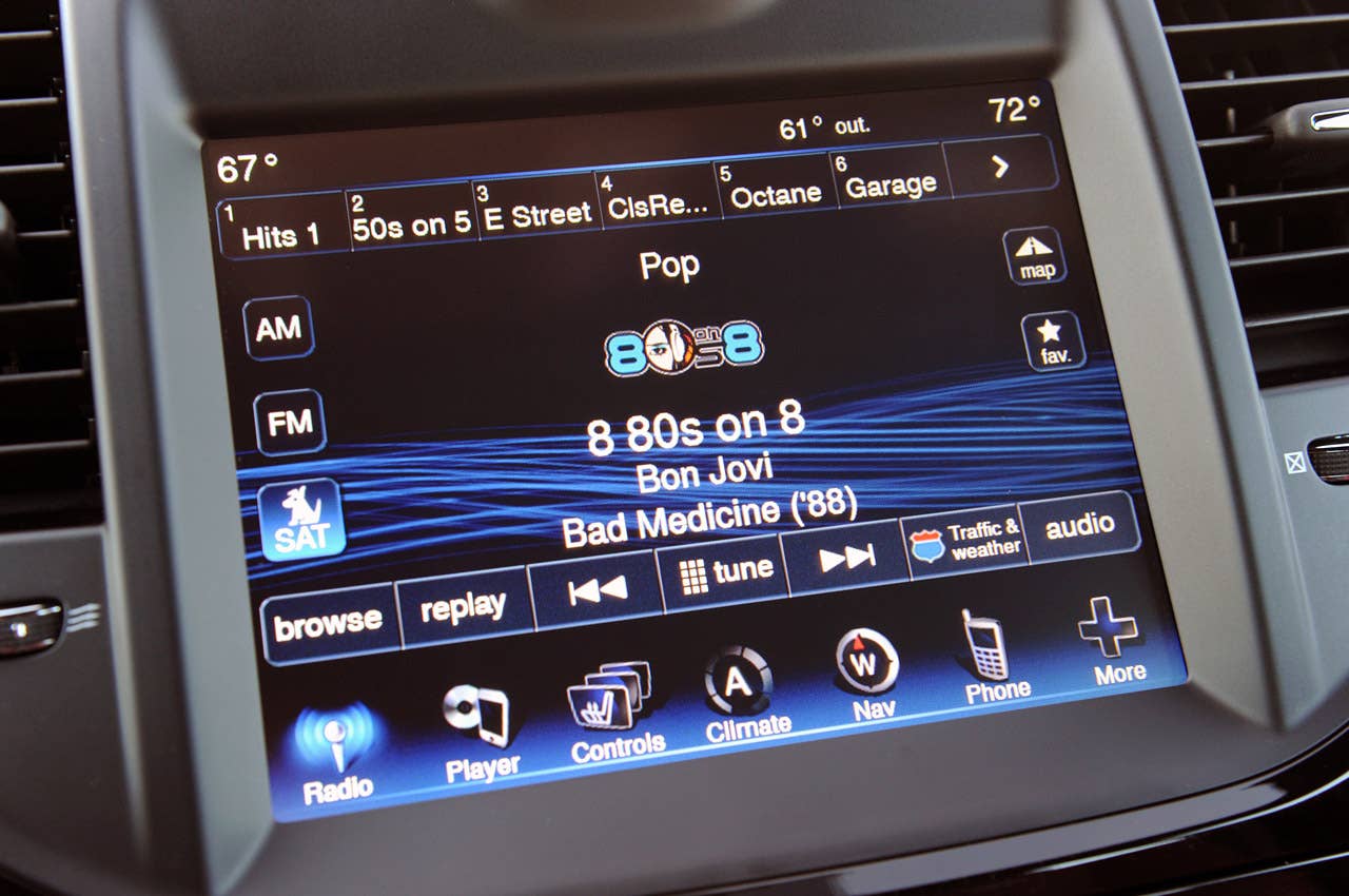 2012 Chrysler 300 S audio system display