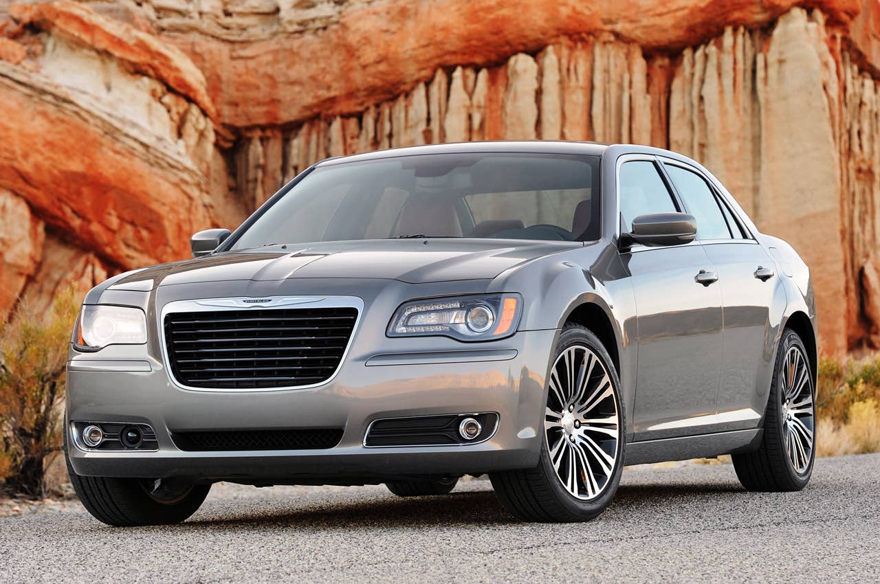 2012 Chrysler 300 S front 3/4 view