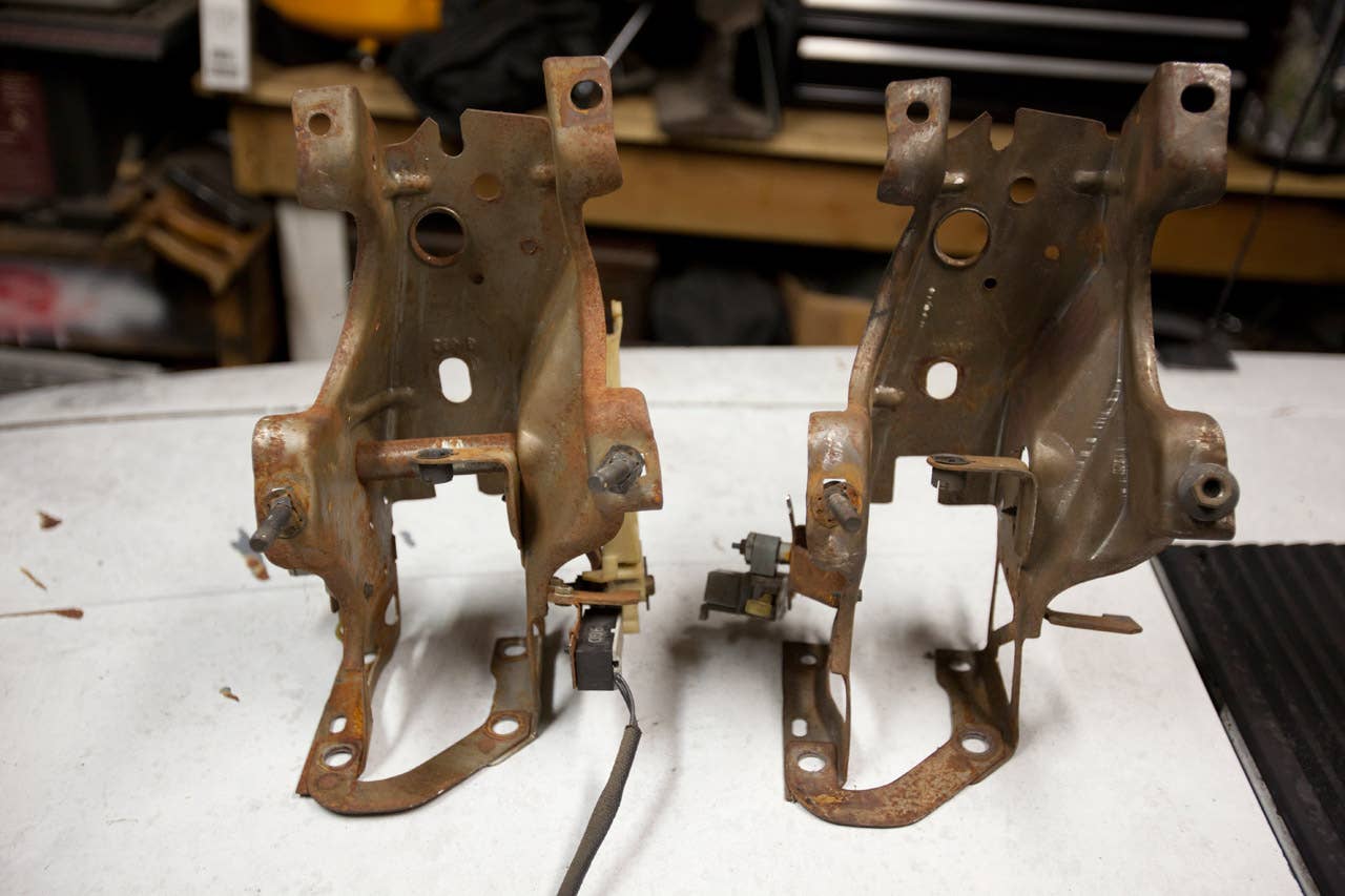 Manual Pedal boxes: with clutch tube (right) without clutch tube (left)