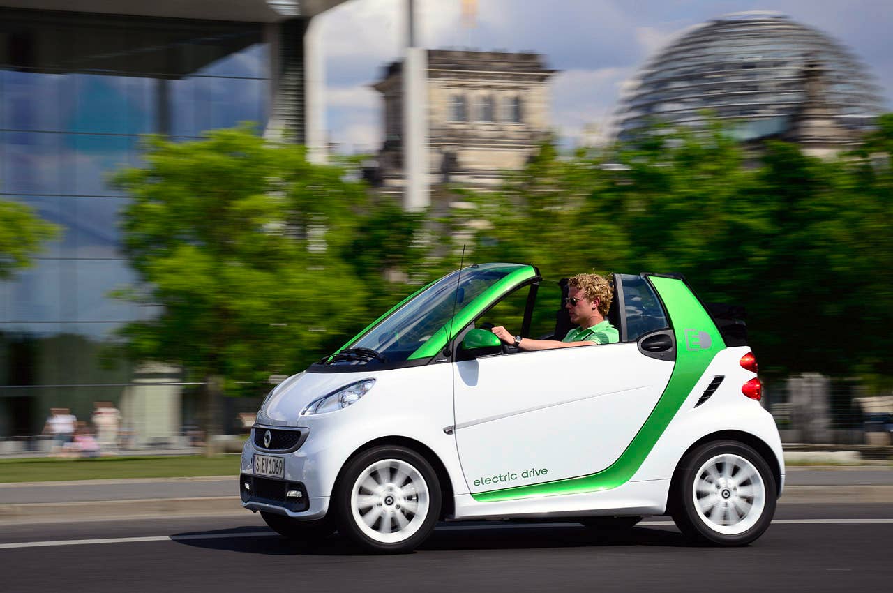 2013 Smart Fortwo Electric Drive driving