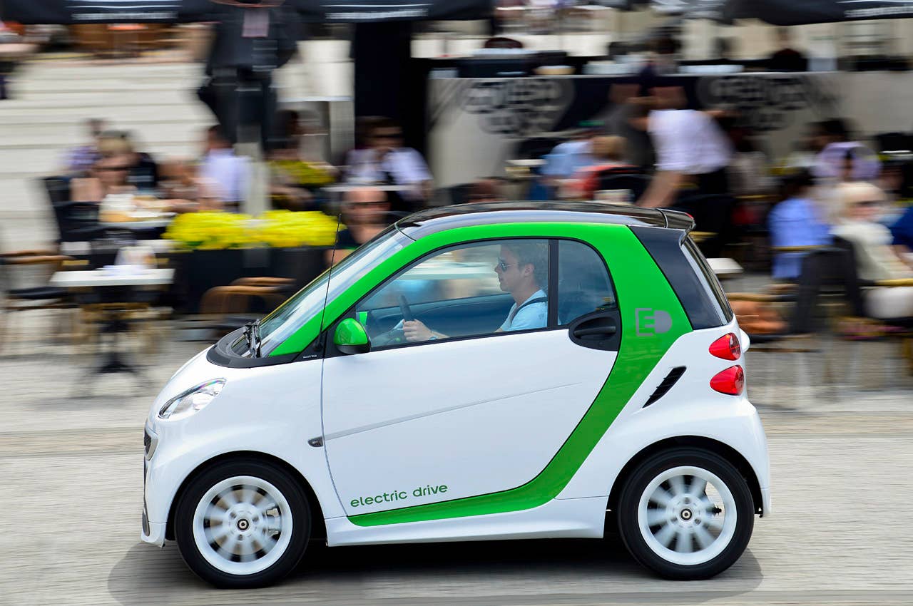 2013 Smart Fortwo Electric Drive driving
