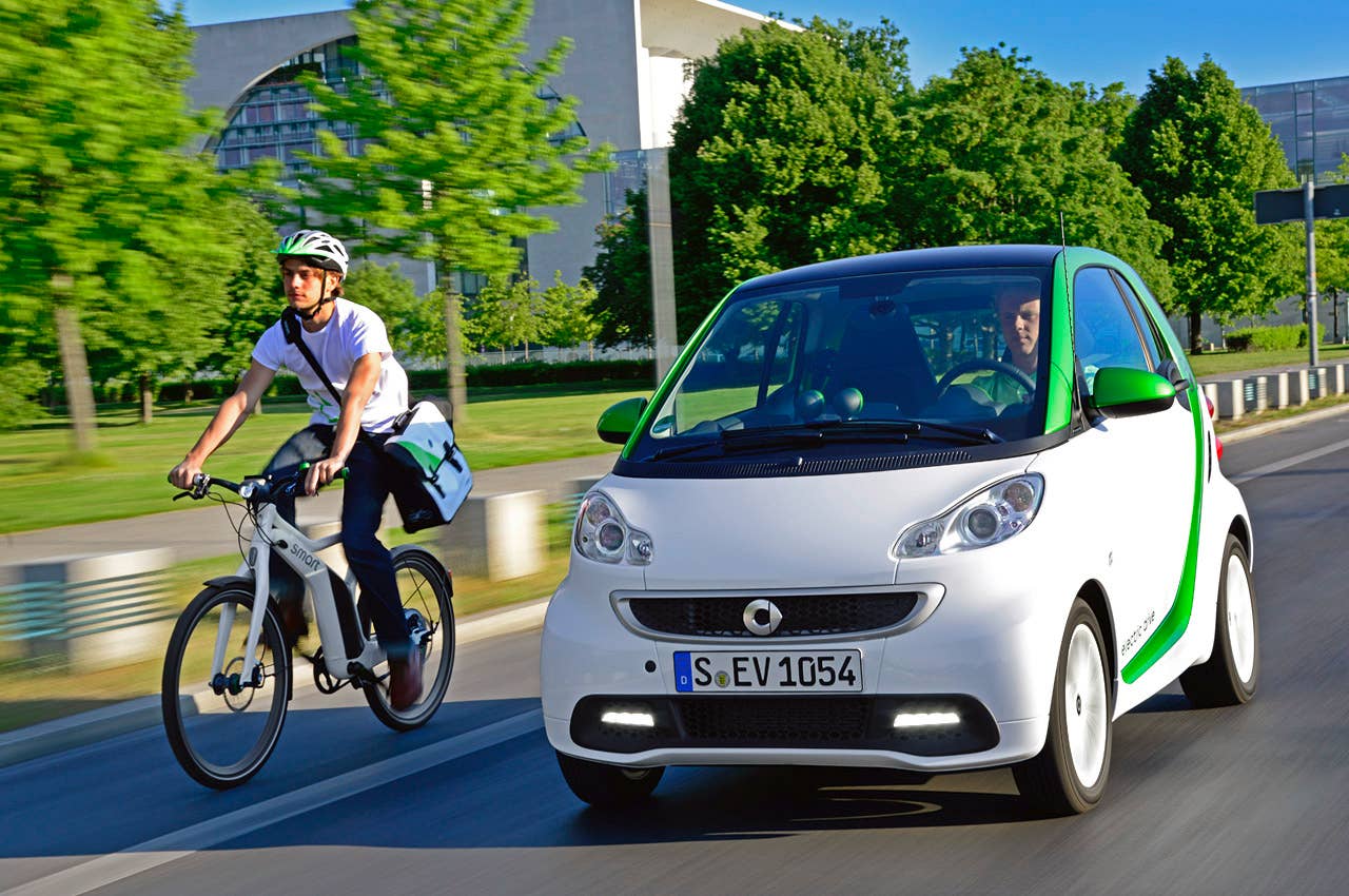 2013 Smart Fortwo Electric Drive driving