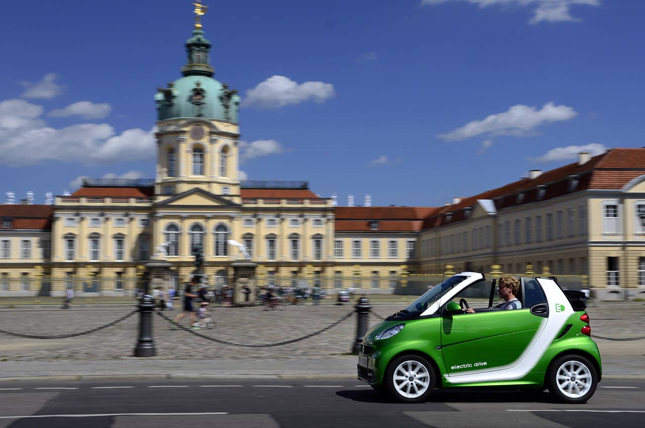 2013 Smart Fortwo Electric Drive driving