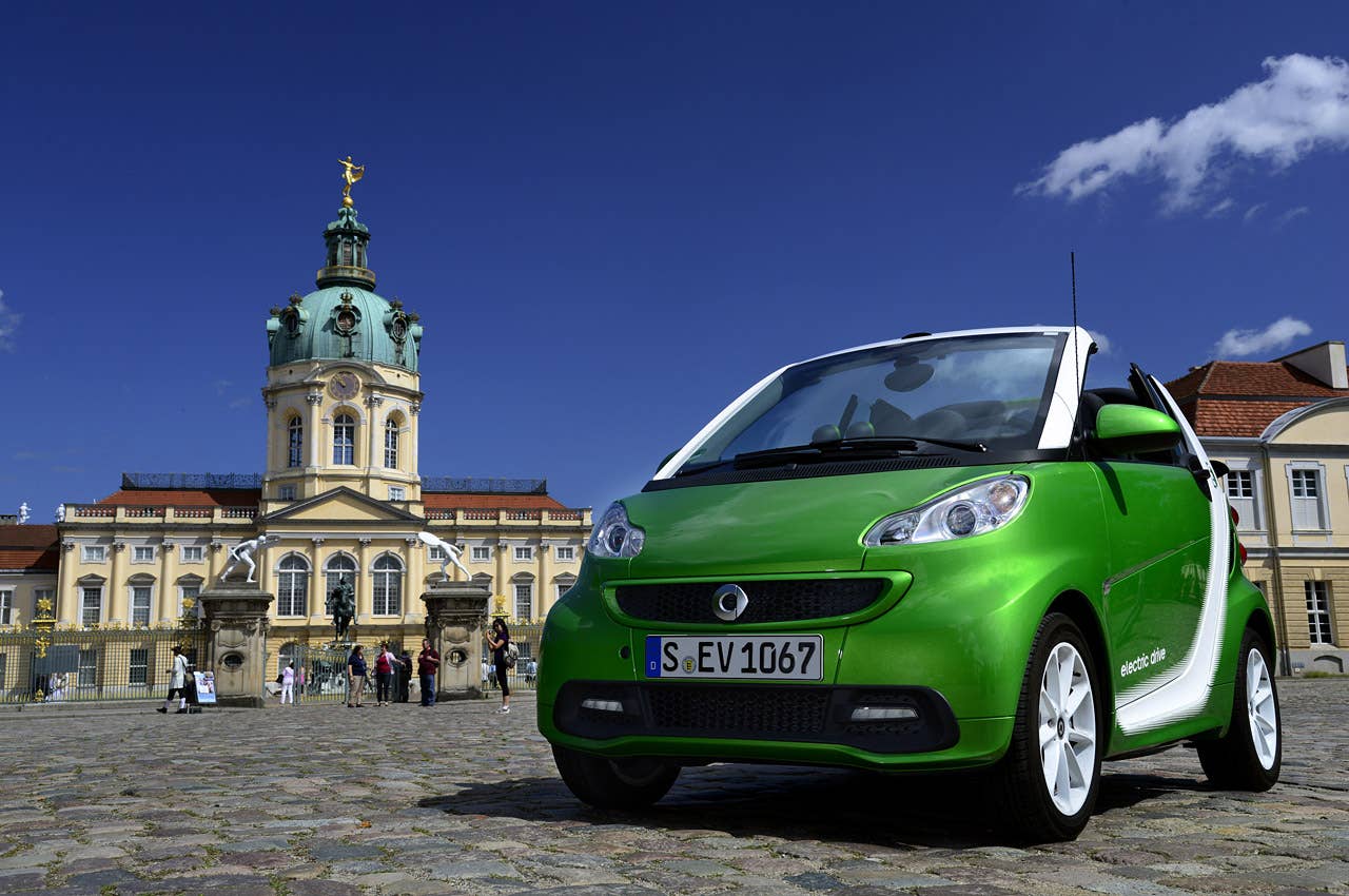 2013 Smart Fortwo Electric Drive front 3/4 view