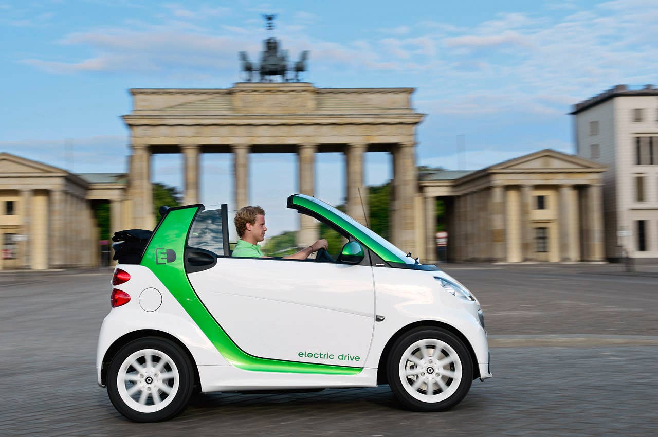 2013 Smart Fortwo Electric Drive driving