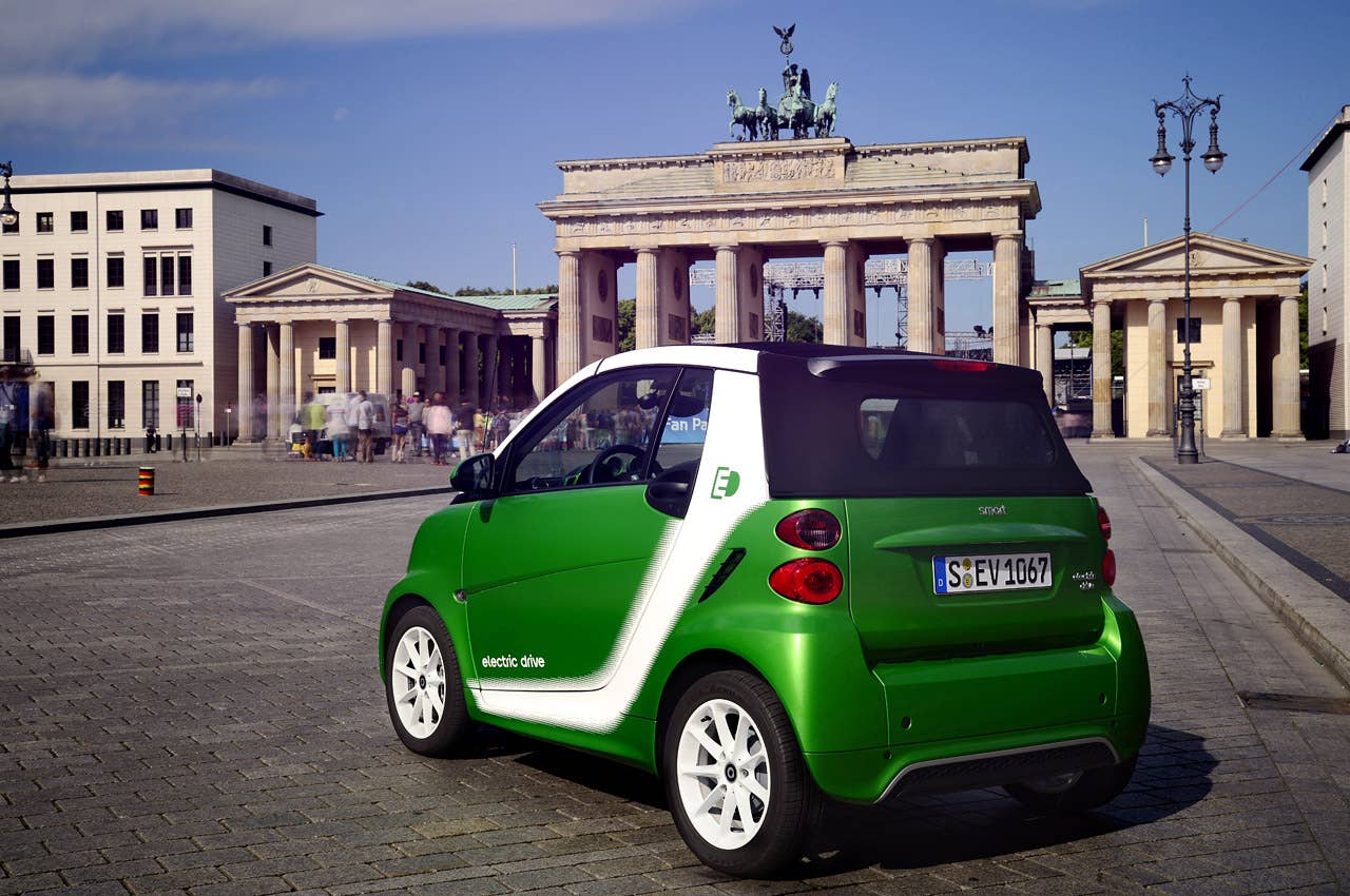 2013 Smart Fortwo Electric Drive rear 3/4 view