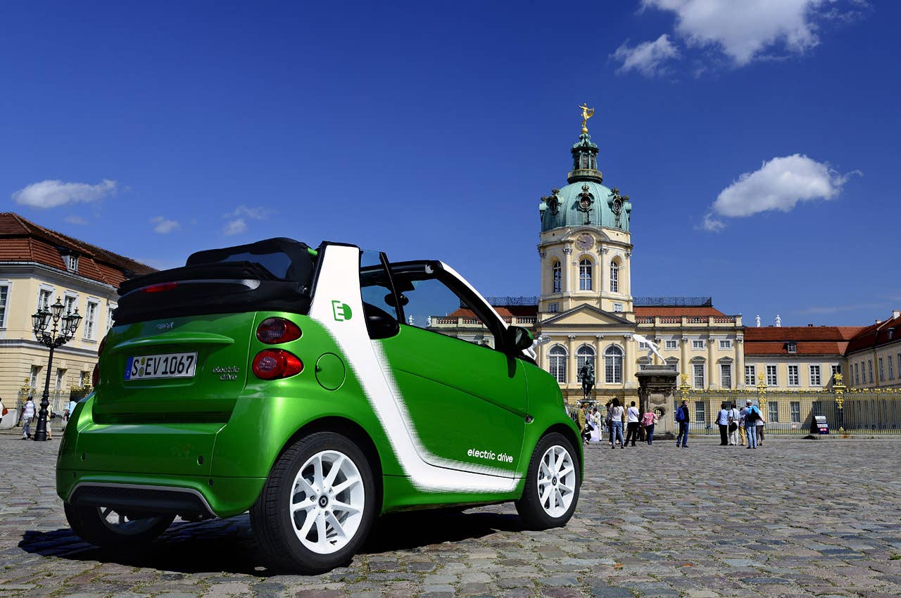 2013 Smart Fortwo Electric Drive rear 3/4 view