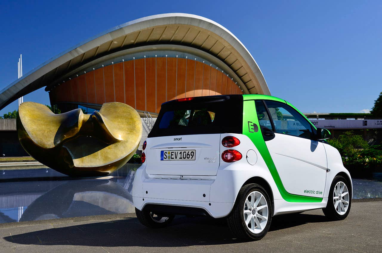 2013 Smart Fortwo Electric Drive rear 3/4 view