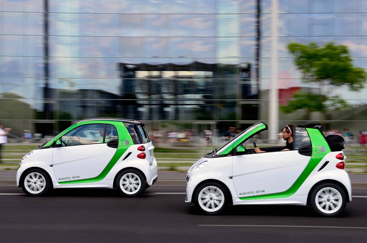 2013 Smart Fortwo Electric Drive driving