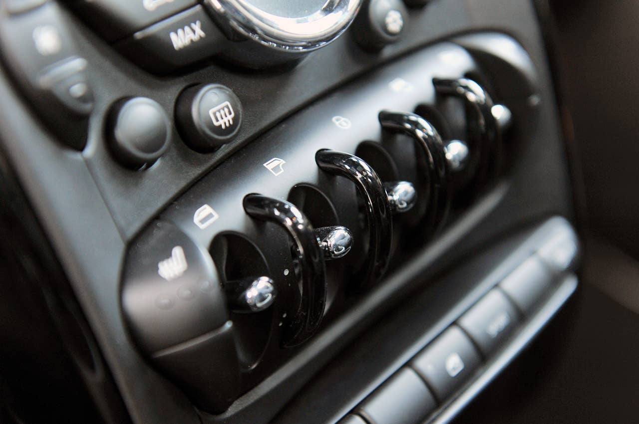 2011 Mini Countryman window and door lock controls