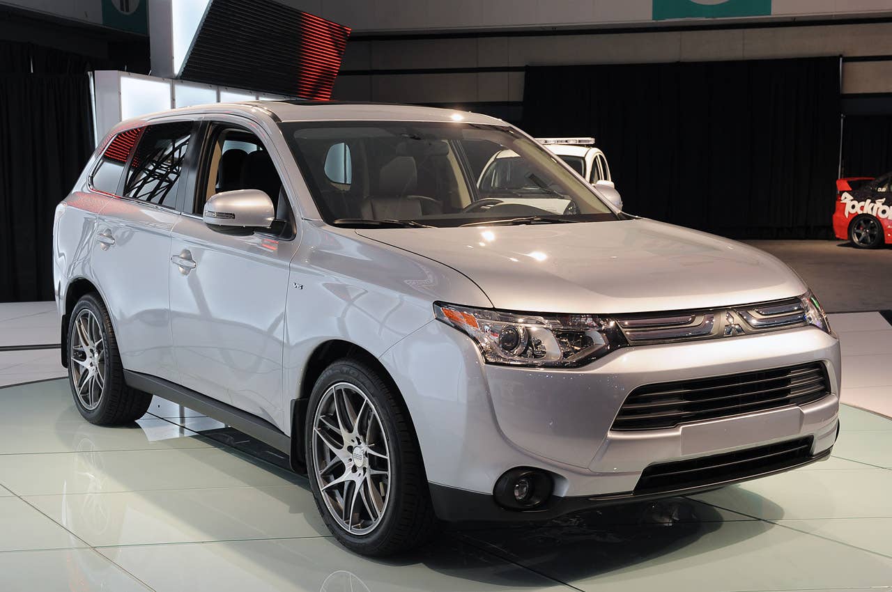 2014 Mitsubishi Outlander unveiled with new look, standard seating for ...