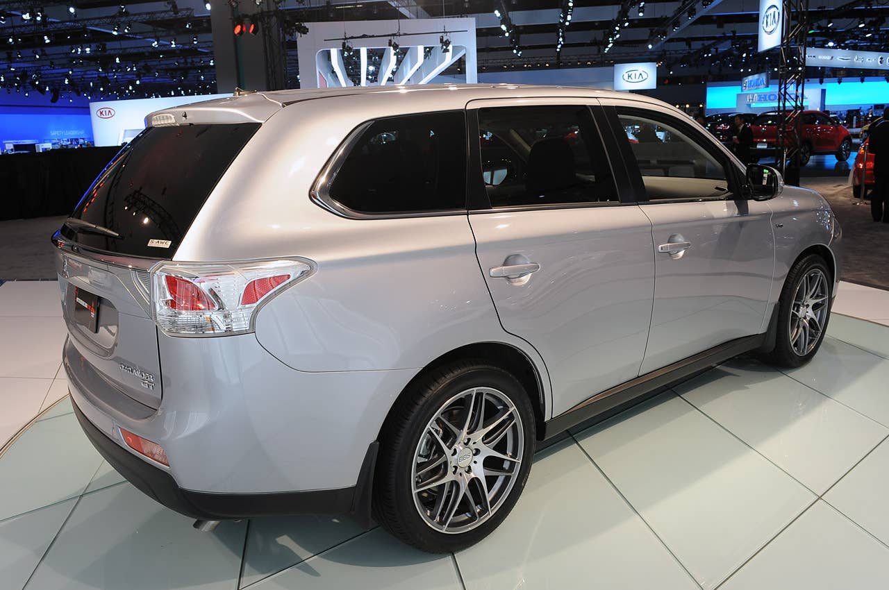 2014 Mitsubishi Outlander unveiled with new look, standard seating for ...