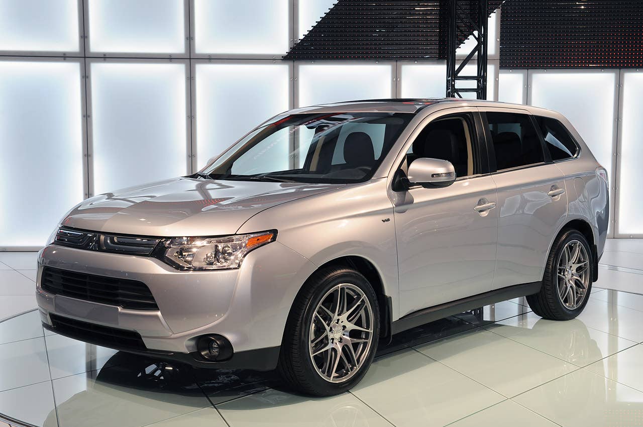 2014 Mitsubishi Outlander unveiled with new look, standard seating for ...