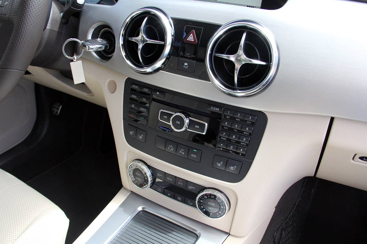 2013 Mercedes-Benz GLK instrument panel