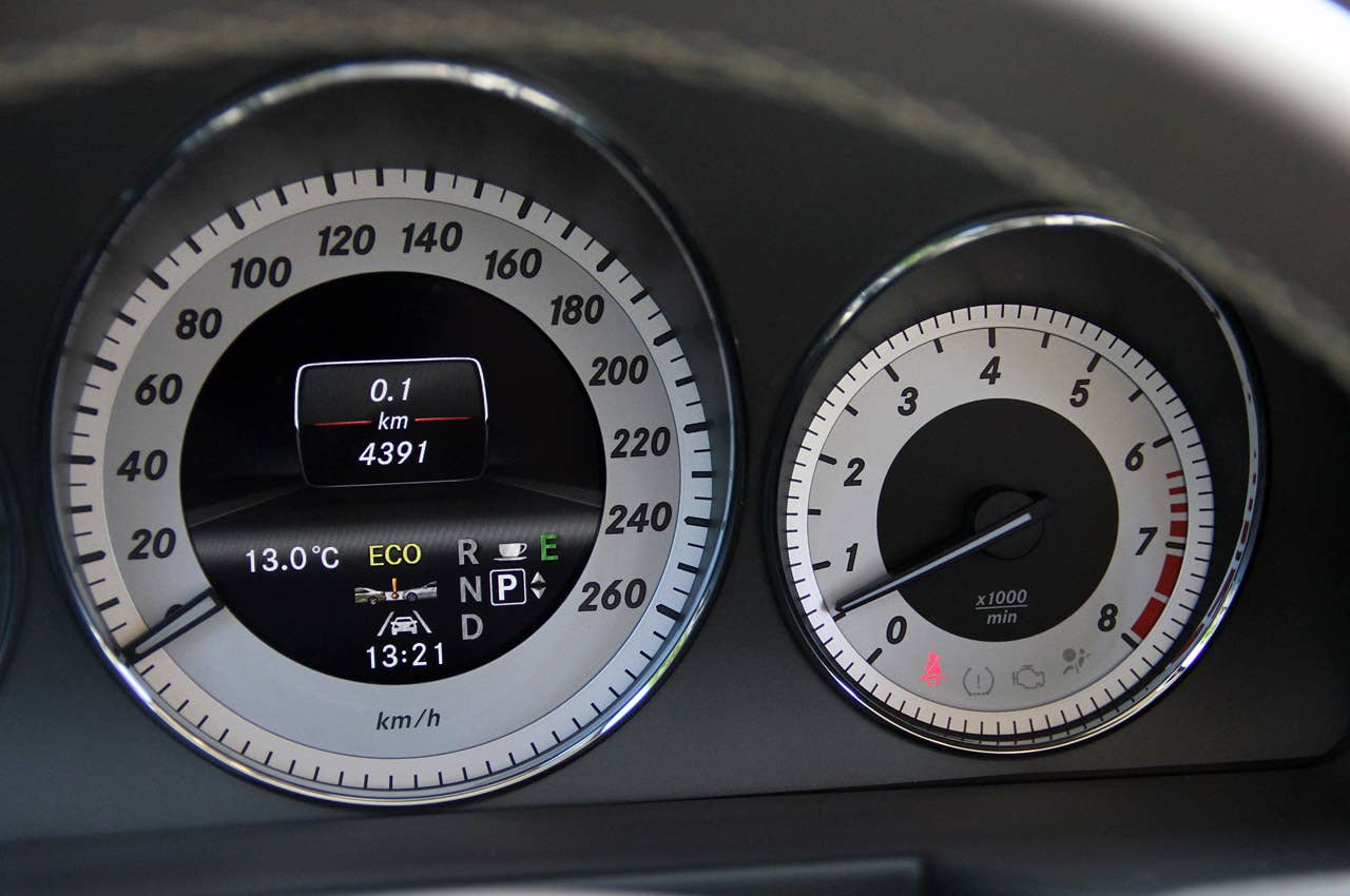 2013 Mercedes-Benz GLK tachometer