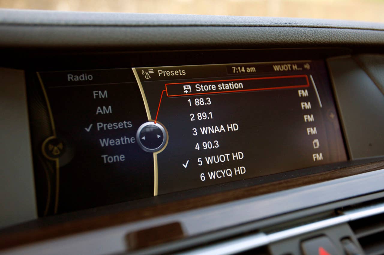 2011 BMW 740Li audio system