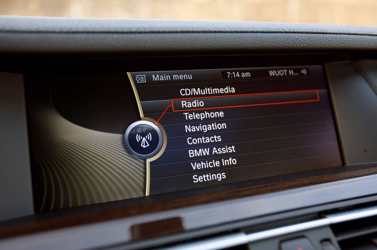 2011 BMW 740Li multimedia system