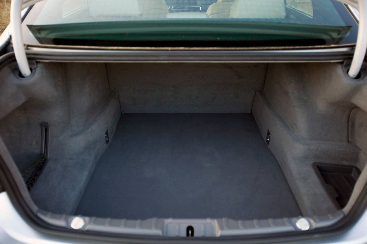 2011 BMW 740Li trunk