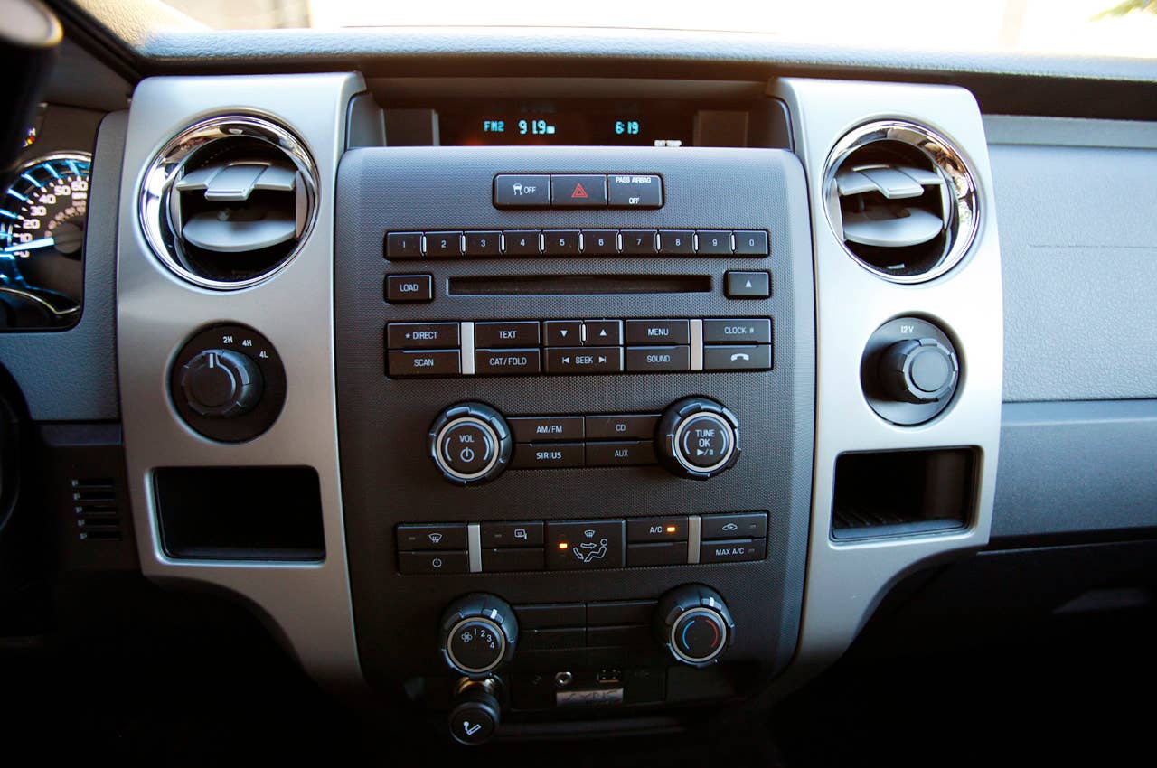 2011 Ford F-150 4x4 SuperCrew instrument panel