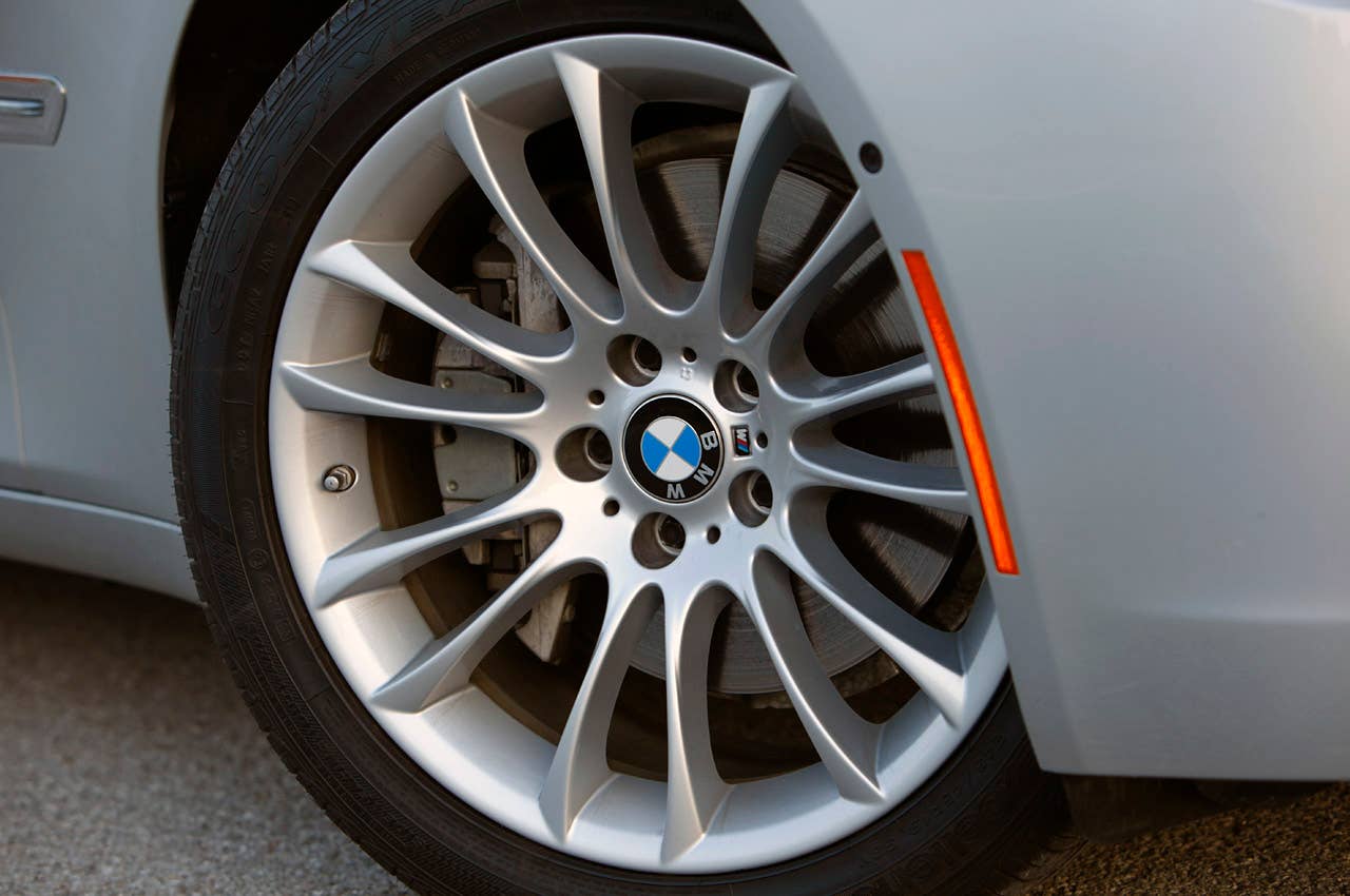2011 BMW 740Li wheel
