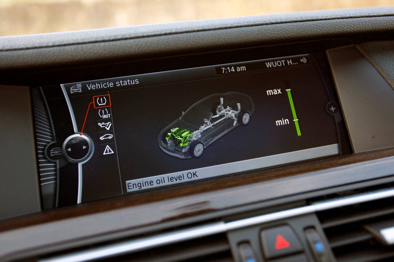 2011 BMW 740Li vehicle status display