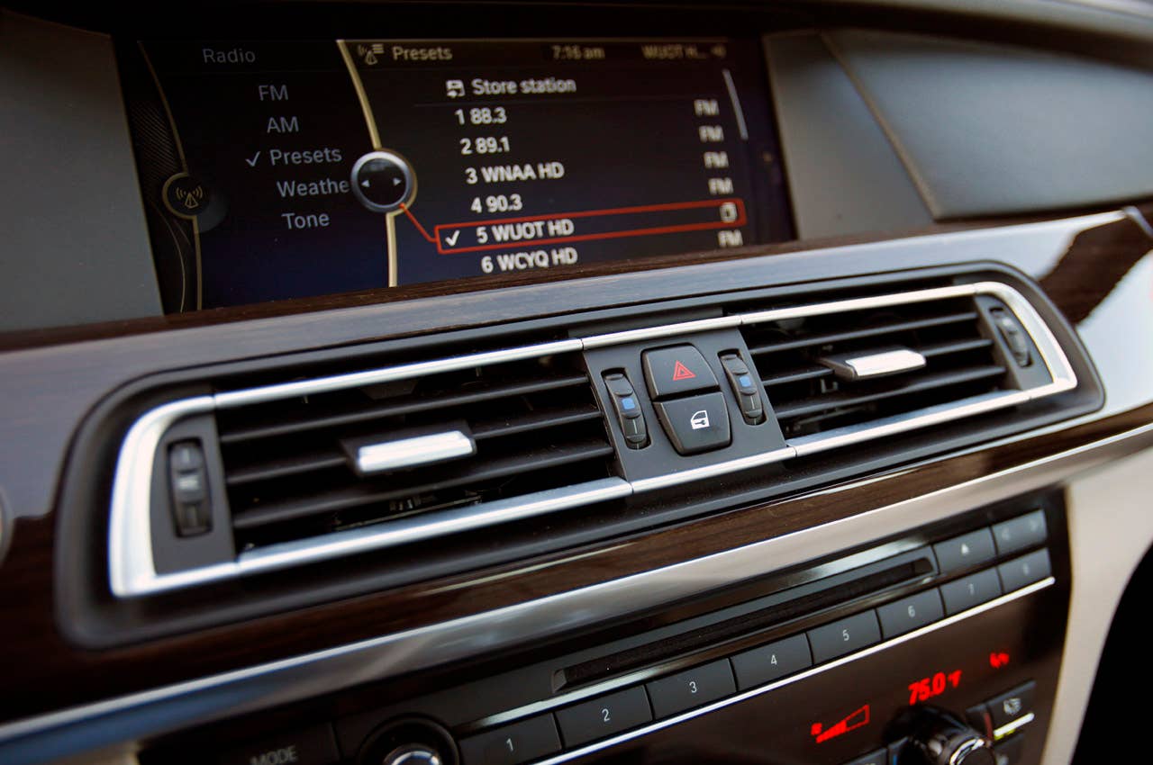 2011 BMW 740Li dash vents