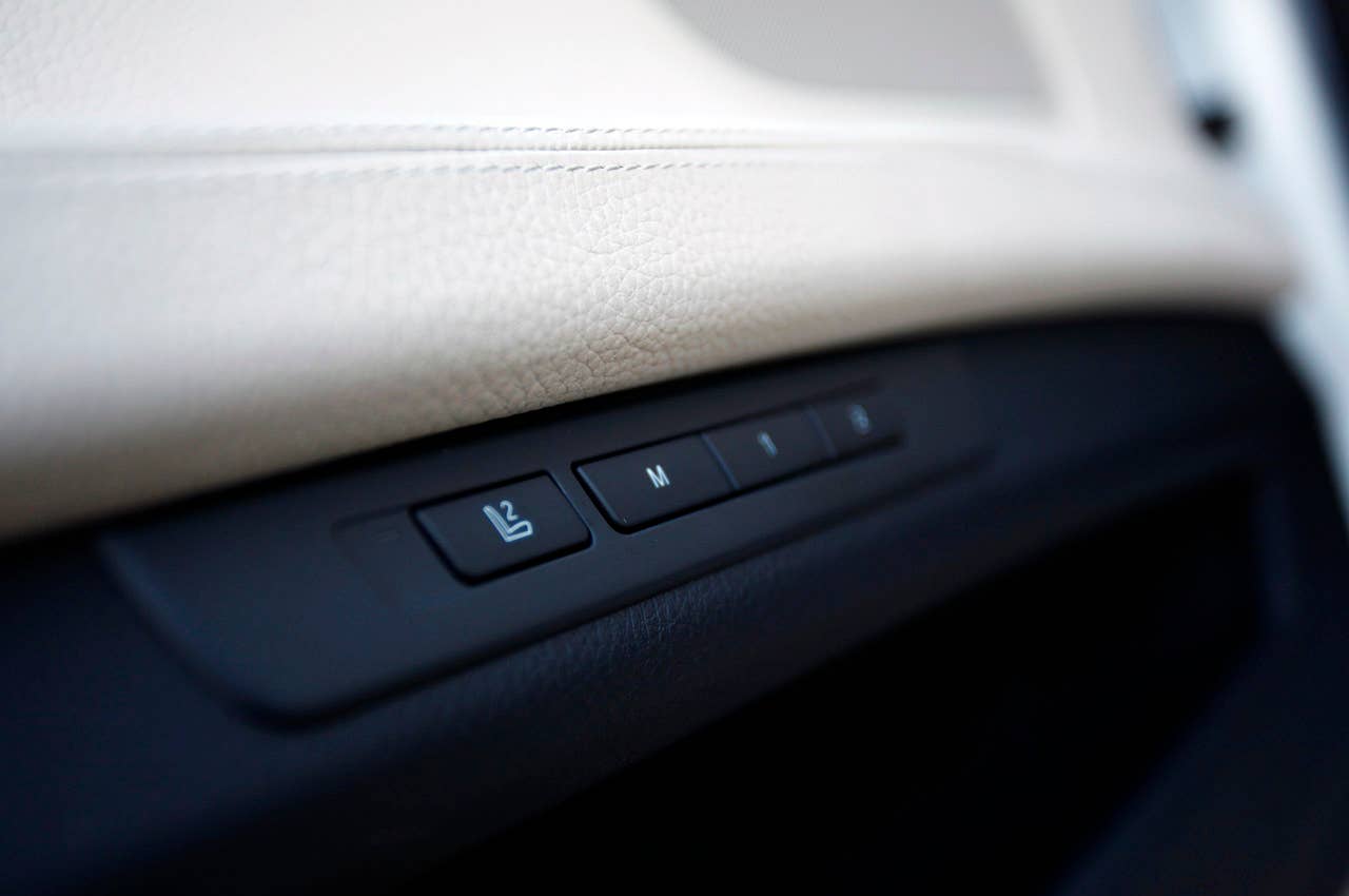2011 BMW 740Li memory seat buttons