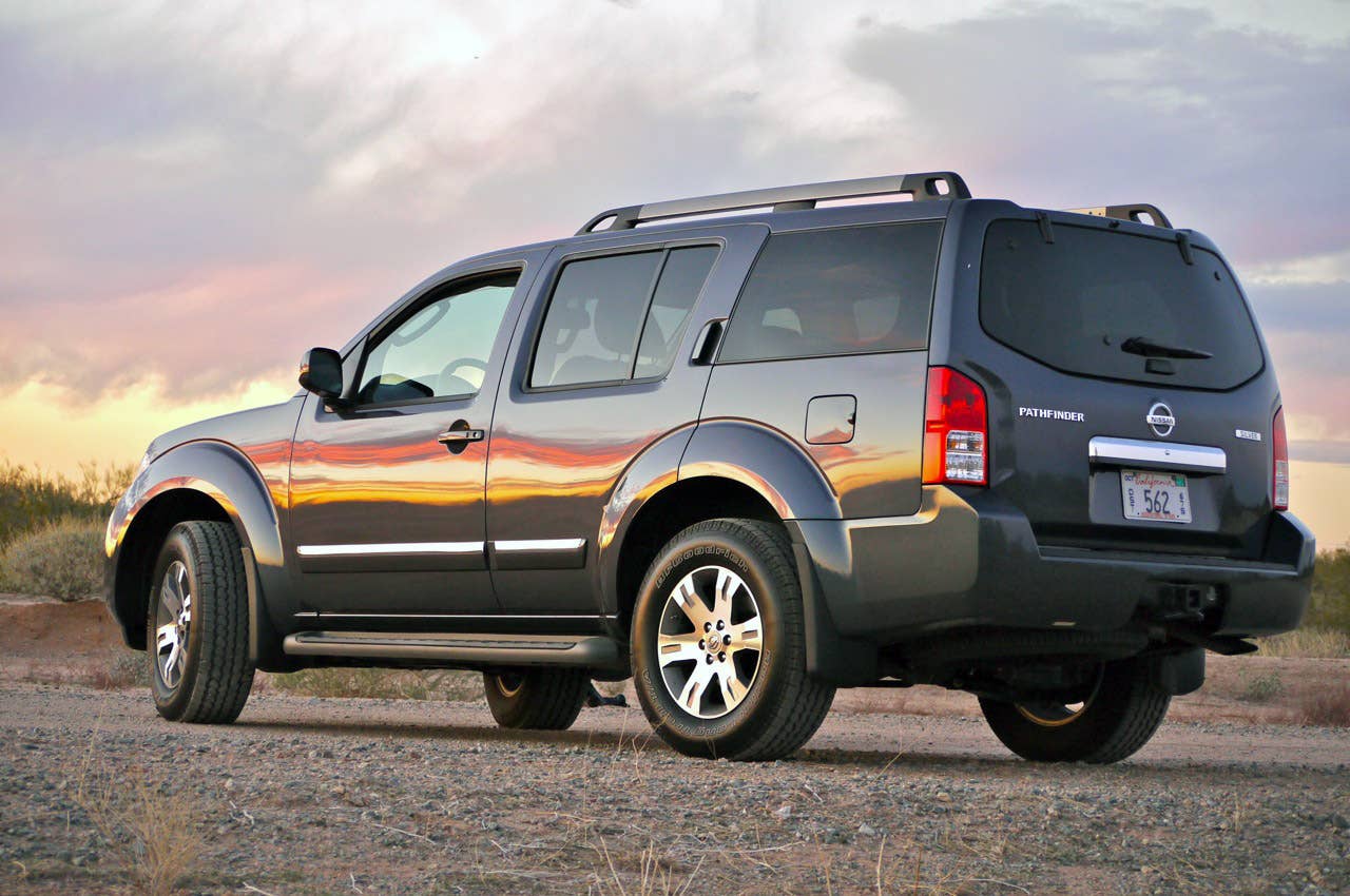 2011 Nissan Pathfinder rear 3/4 view