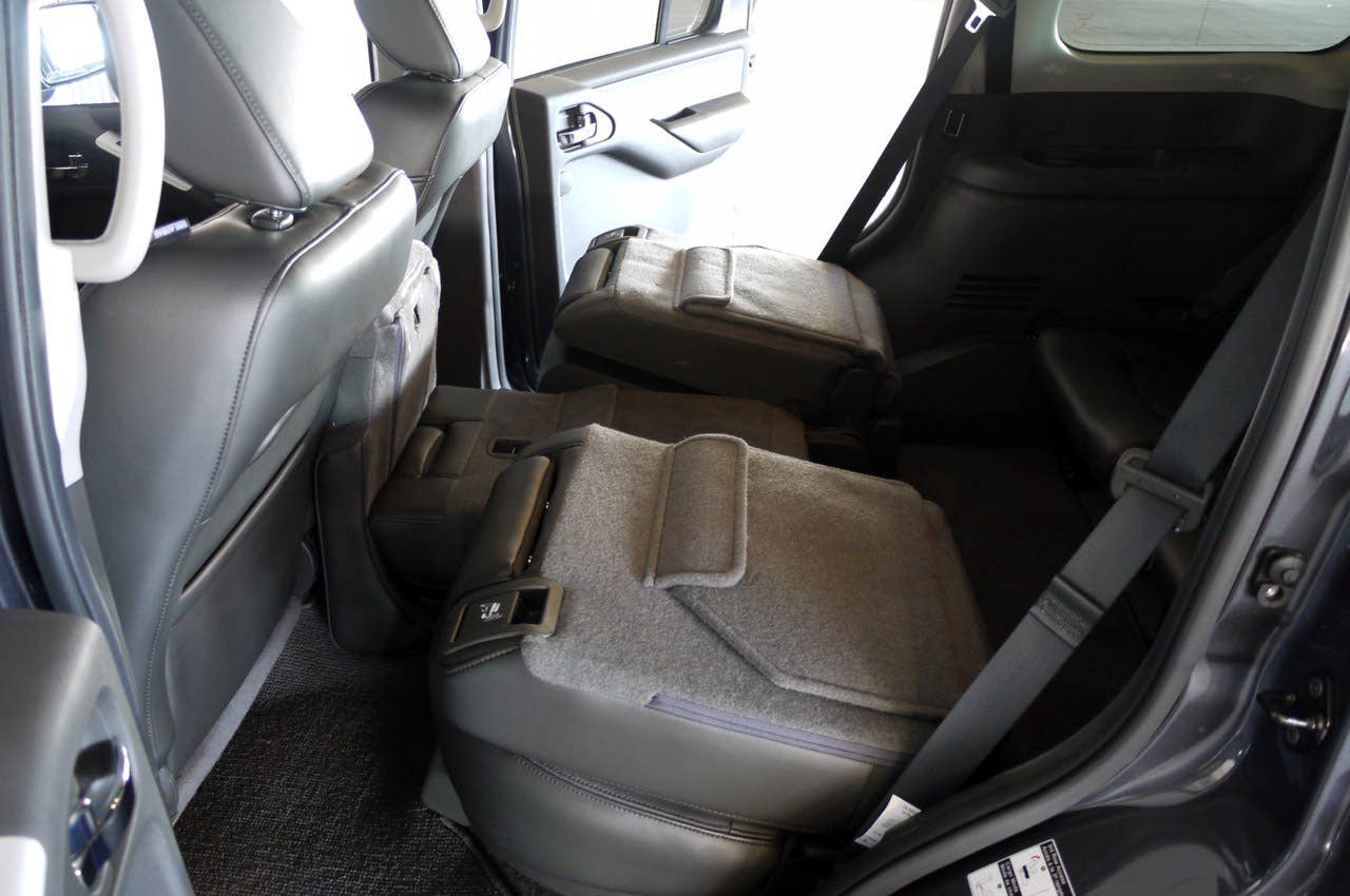 2011 Nissan Pathfinder fold down rear seats