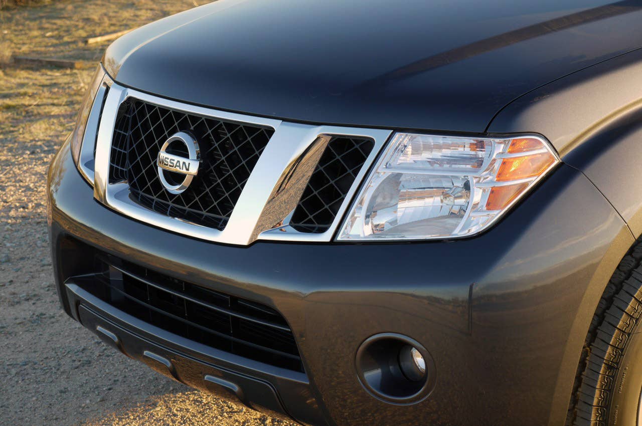 2011 Nissan Pathfinder front detail