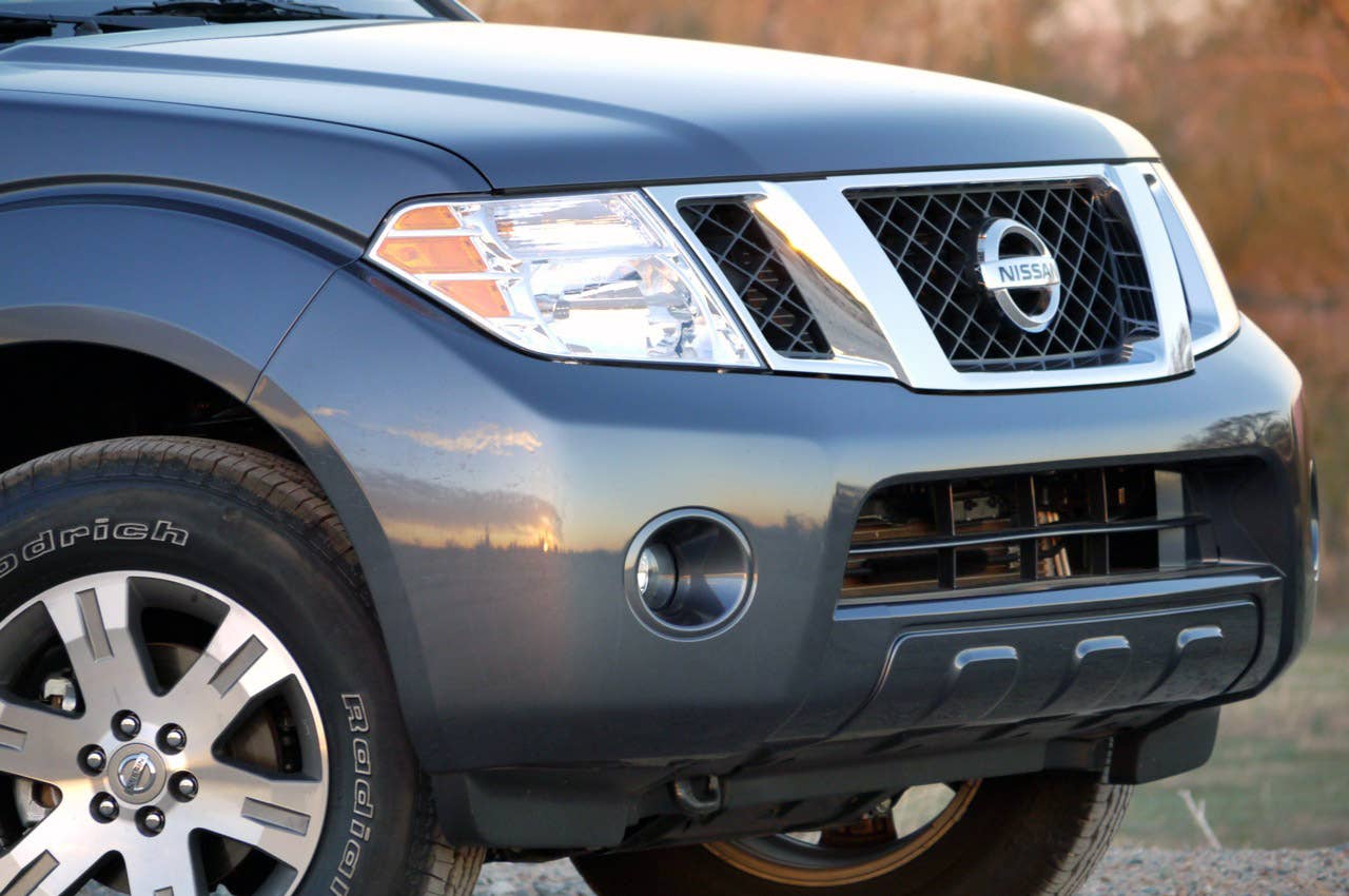 2011 Nissan Pathfinder front detail
