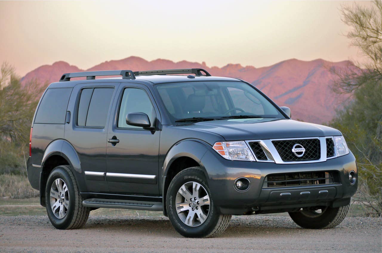 2011 Nissan Pathfinder front 3/4 view