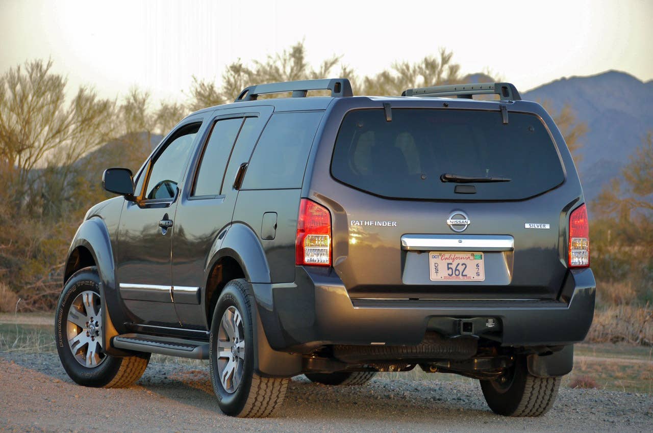 2011 Nissan Pathfinder rear 3/4 view