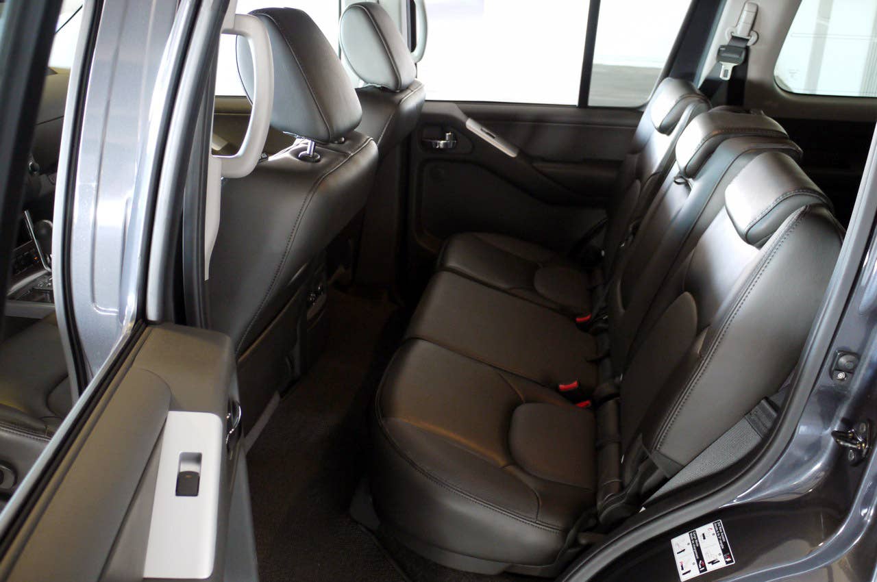 2011 Nissan Pathfinder rear seats