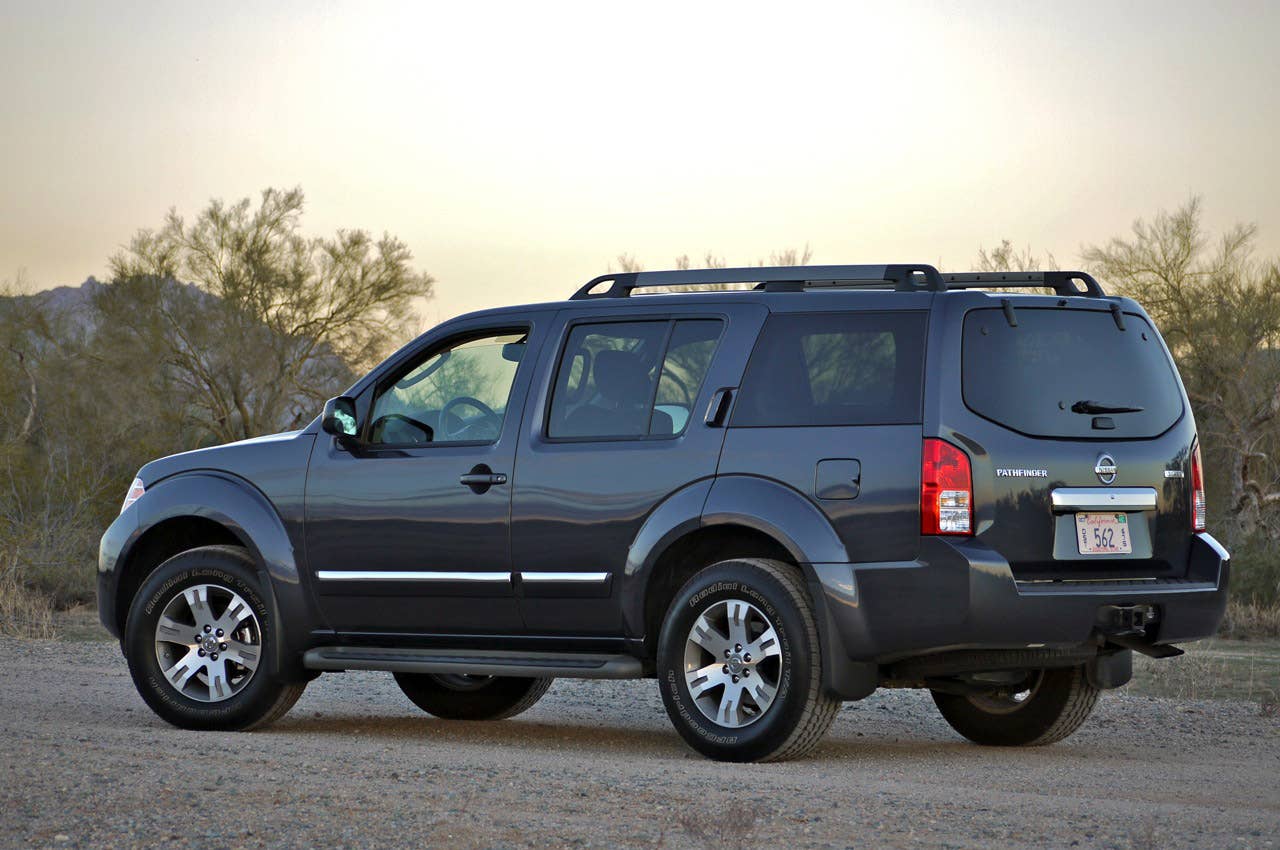 2011 Nissan Pathfinder rear 3/4 view