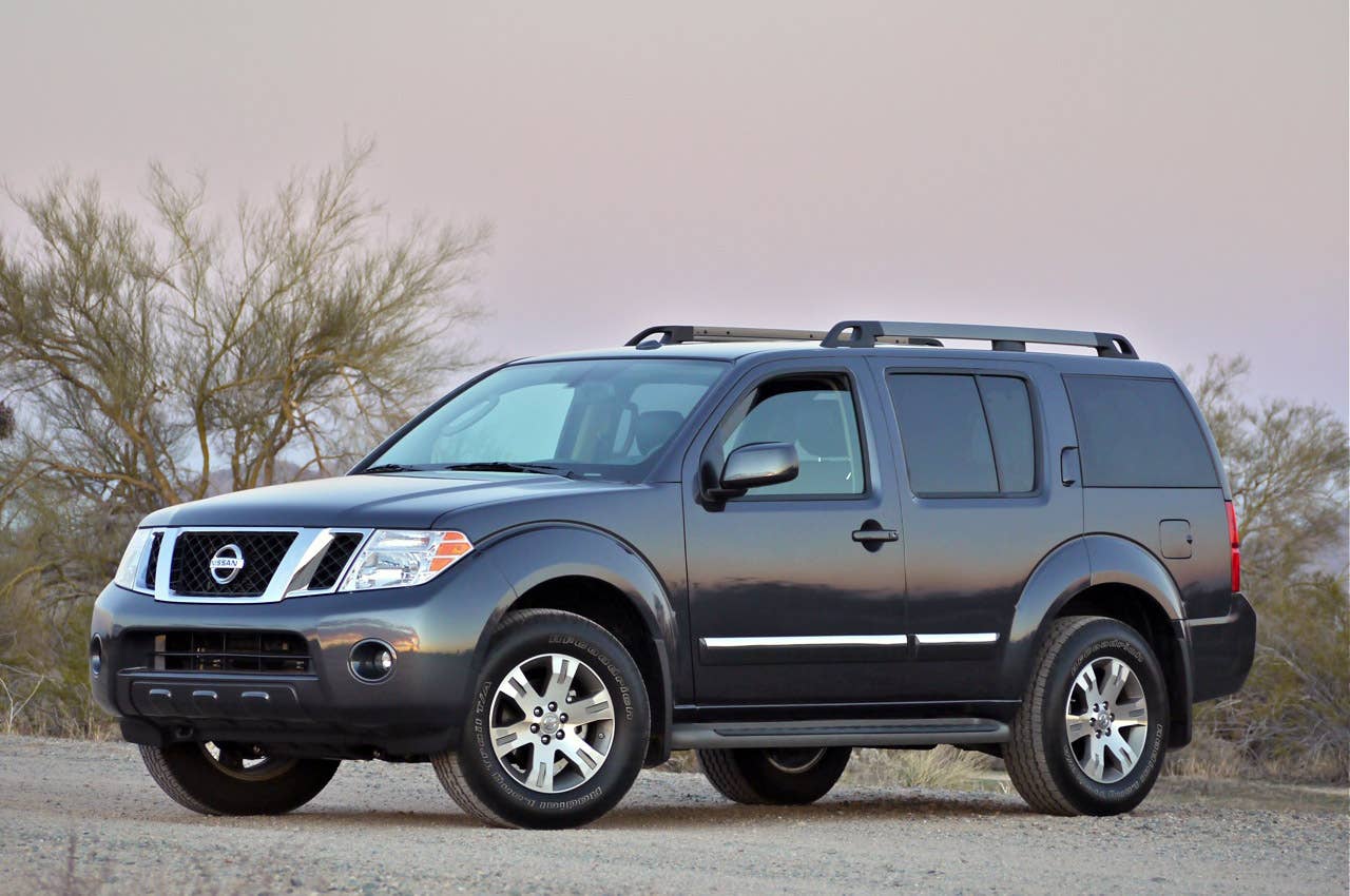2011 Nissan Pathfinder front 3/4 view