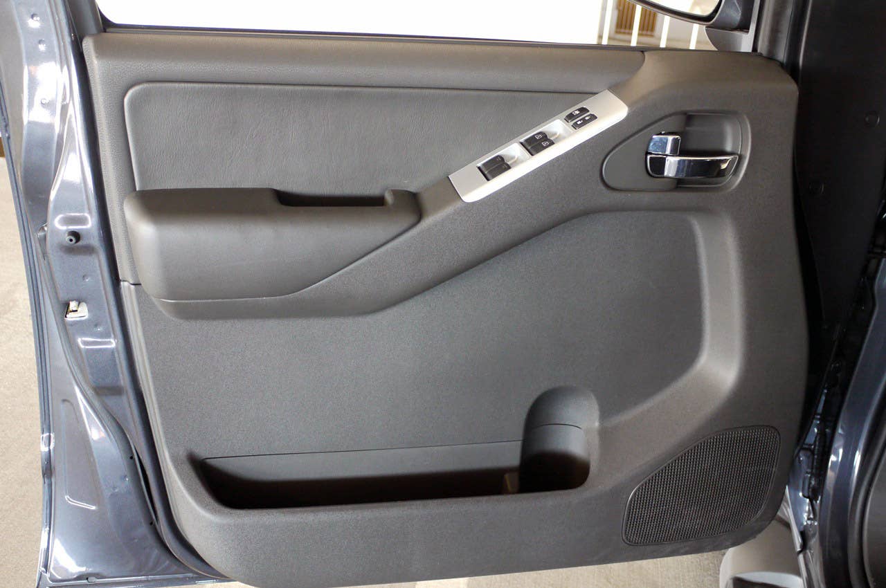 2011 Nissan Pathfinder door