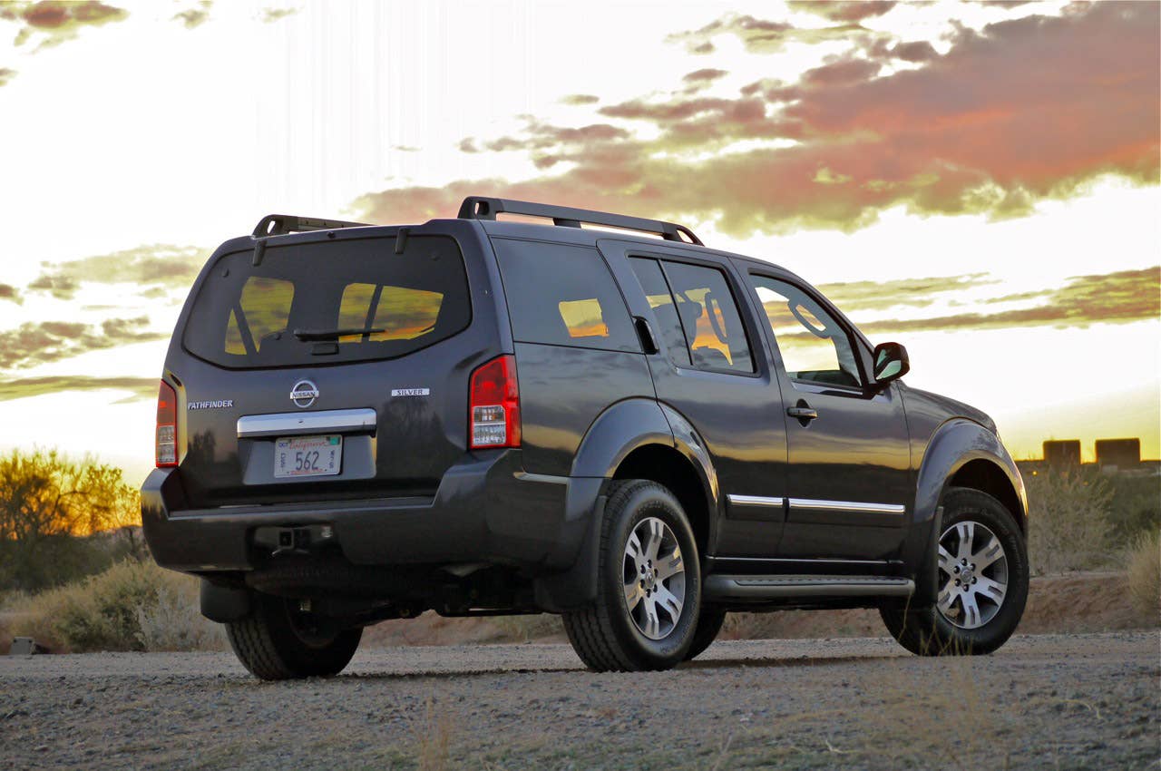 2011 Nissan Pathfinder rear 3/4 view