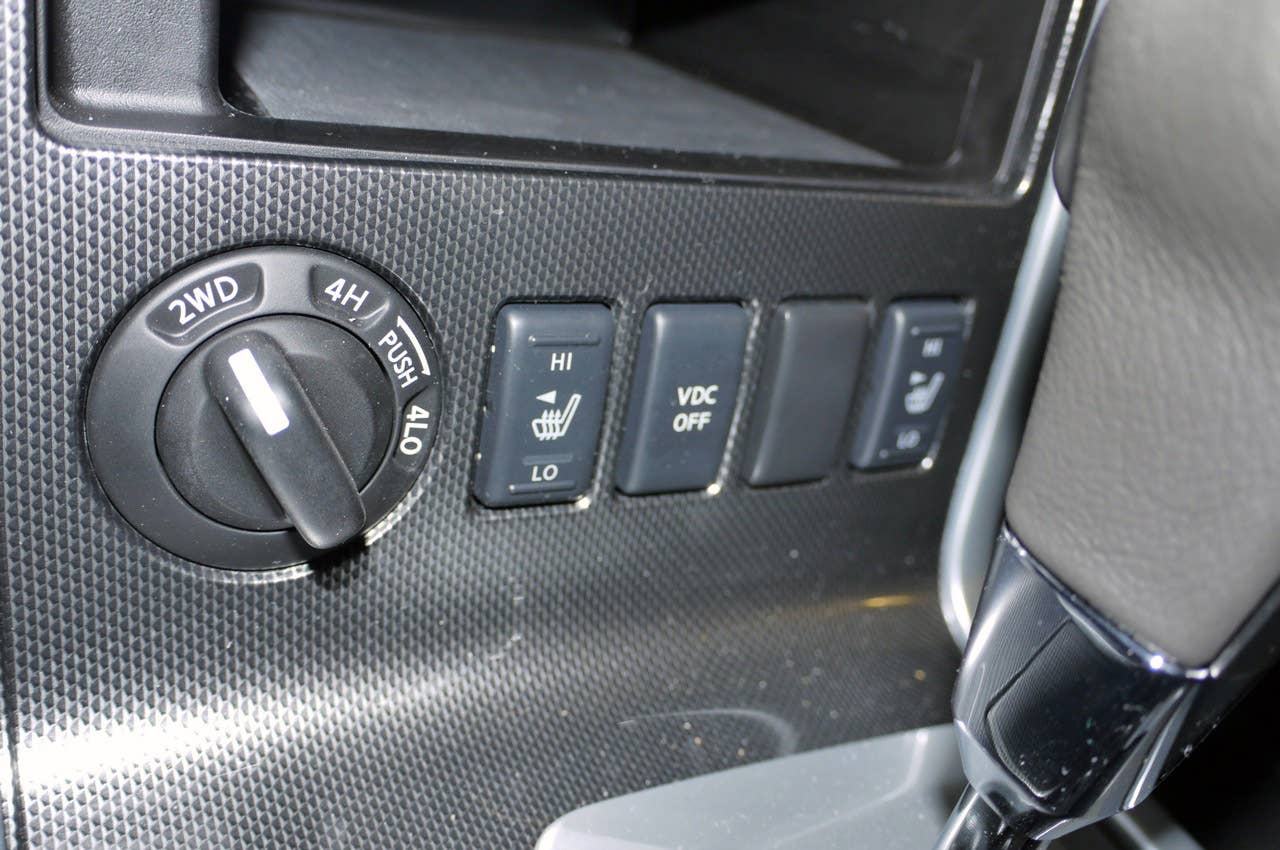 2011 Nissan Pathfinder drive mode control knob